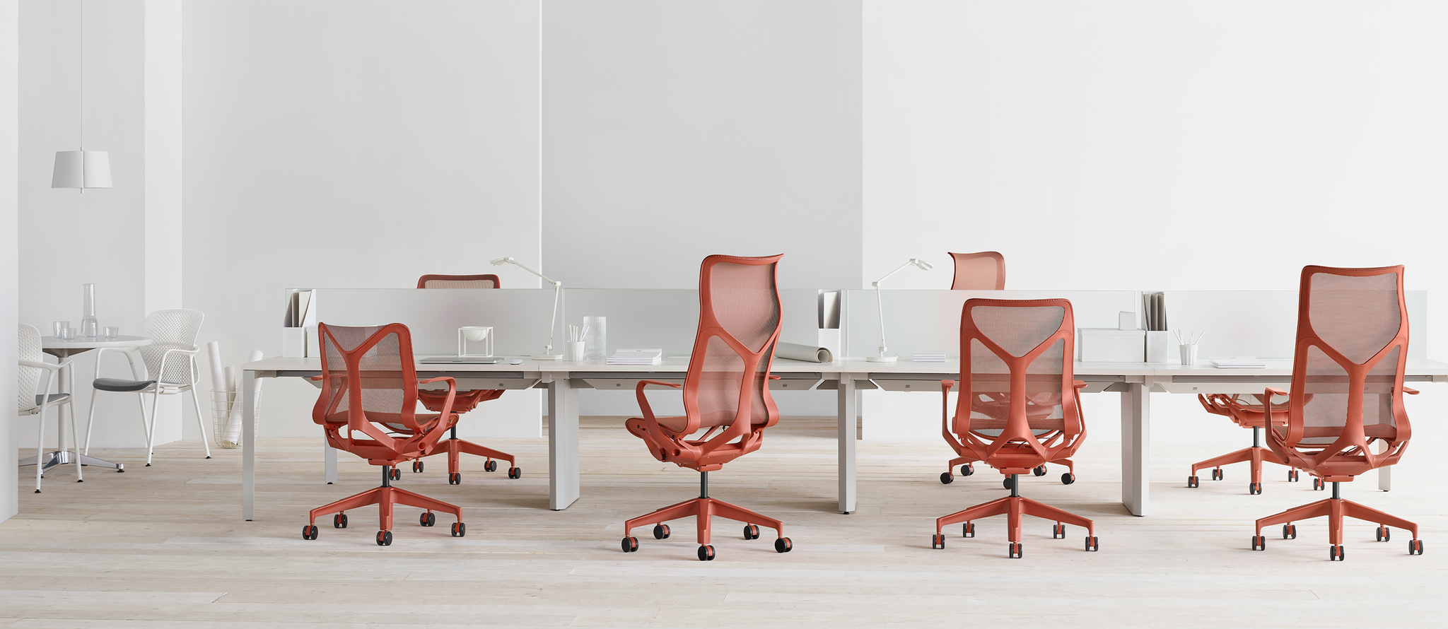 Herman Miller Cosm Bürostuhl Arbeitsplatz Seitenansicht.